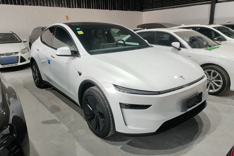 Tesla Model Y 2026 — 3