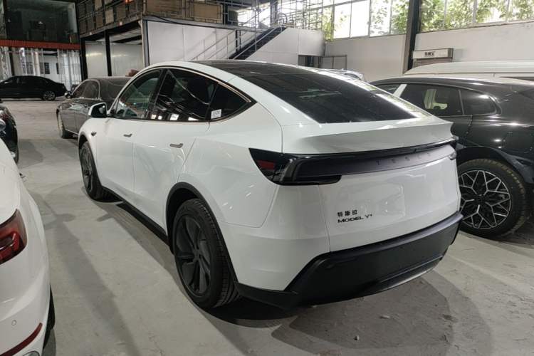Tesla Model Y 2026 — 4