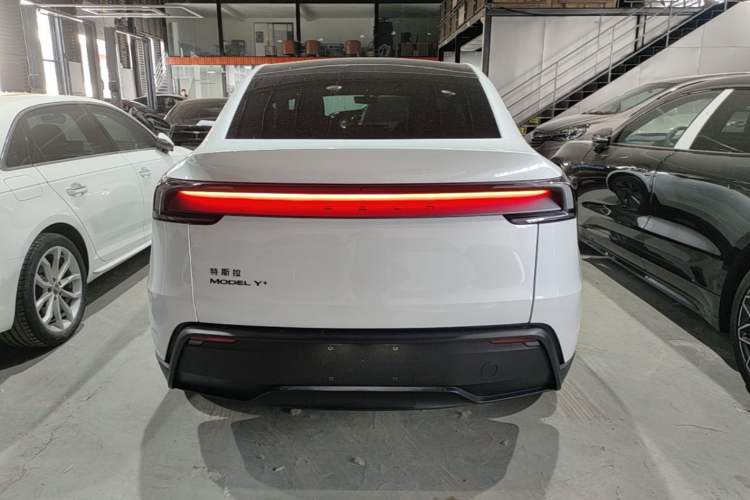 Tesla Model Y 2026 — 5
