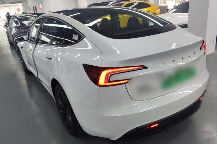 Tesla Model 3 2025 — 4