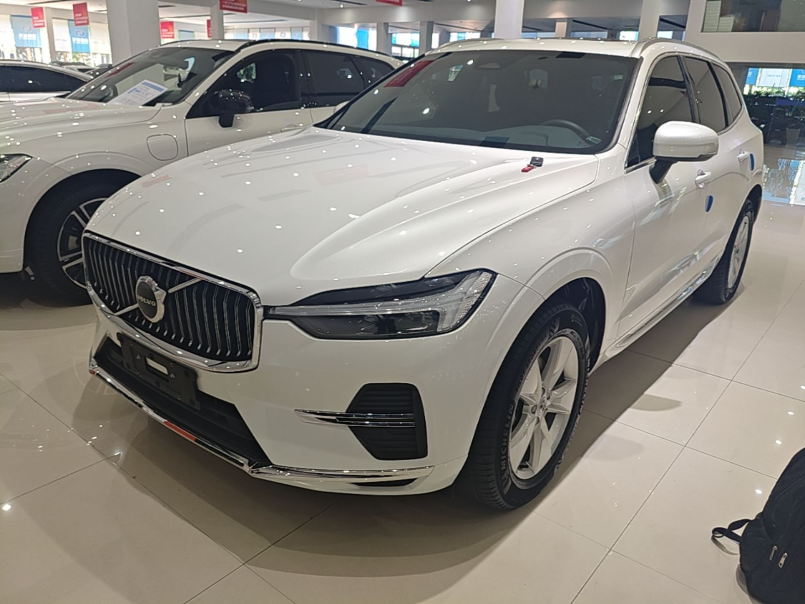 Volvo XC60 2022 — фото 1