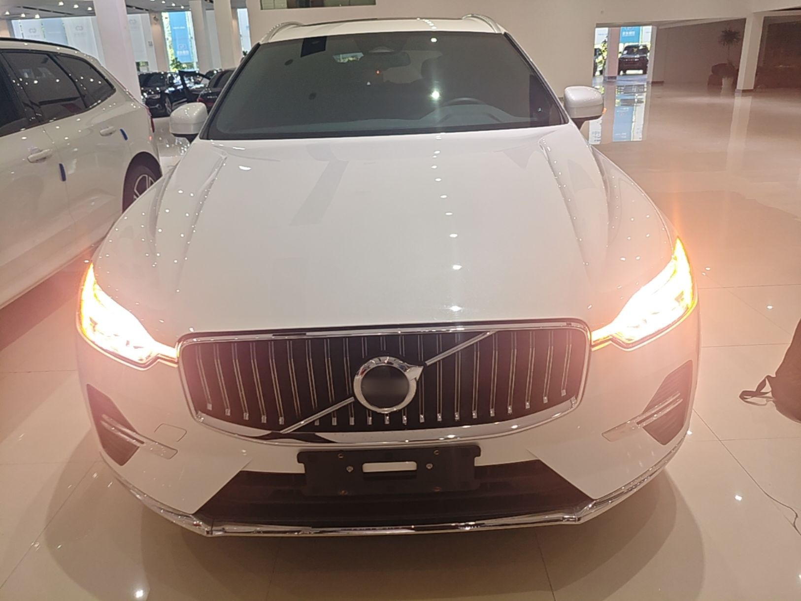Volvo XC60 2022 — фото 2
