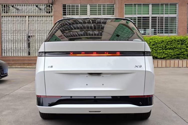 XPeng X9 2025 — 4