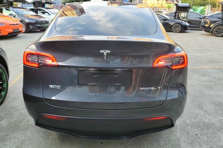 Tesla Model Y 2022 — 5