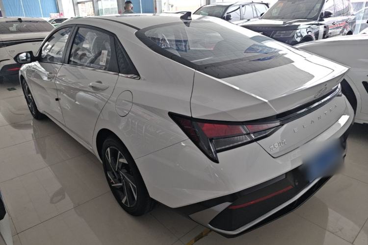 Hyundai Elantra 2023 — фото 4