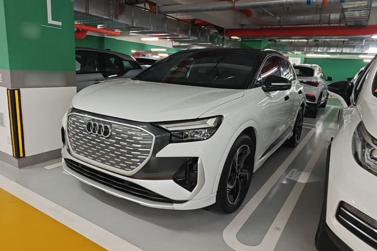 Audi Q4 e-tron 2023 — фото 1