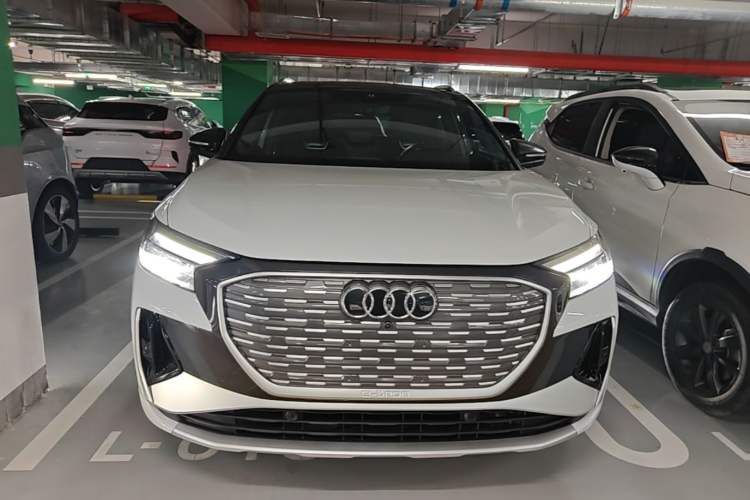 Audi Q4 e-tron 2023 — фото 2