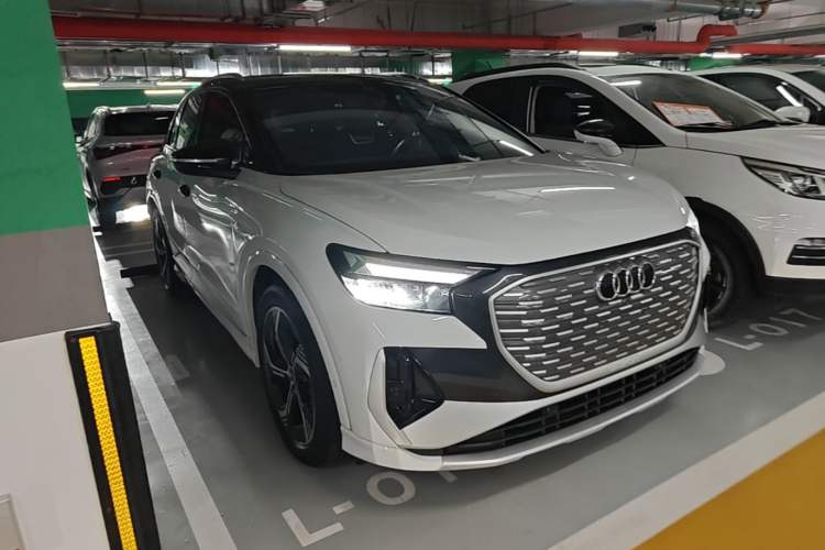 Audi Q4 e-tron 2023 — фото 3