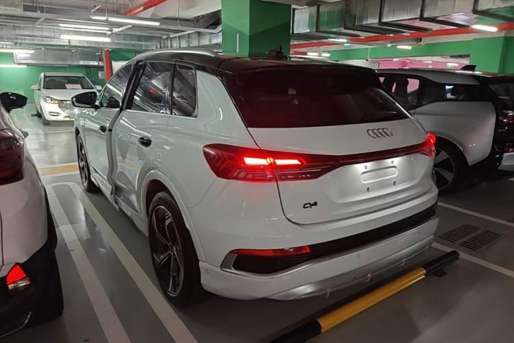 Audi Q4 e-tron 2023 — фото 4