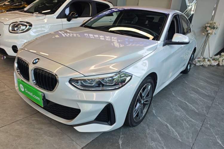 BMW 120i 2022 — фото 1