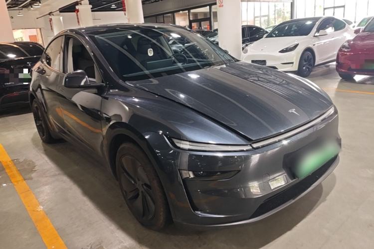 Tesla Model Y 2025 — 3