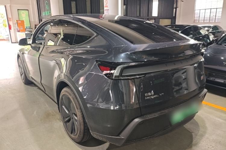 Tesla Model Y 2025 — 4