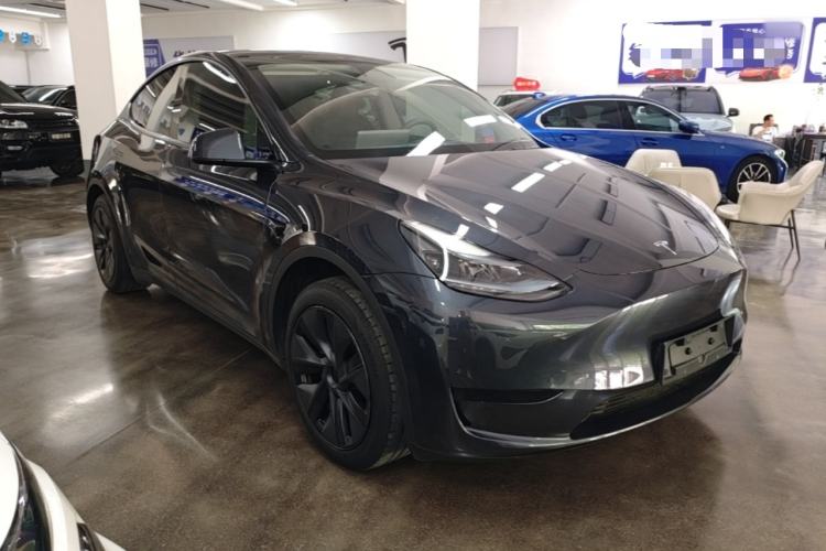 Tesla Model Y 2024 — 3