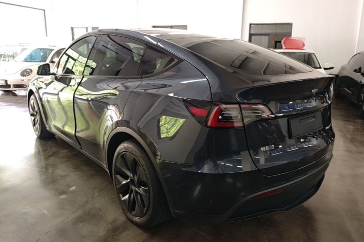 Tesla Model Y 2024 — 4