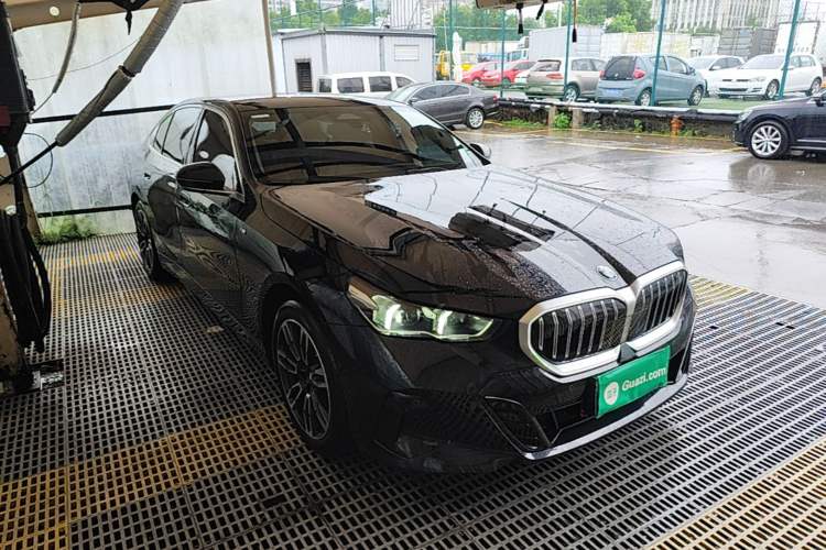 BMW 525Li 2025 — фото 3