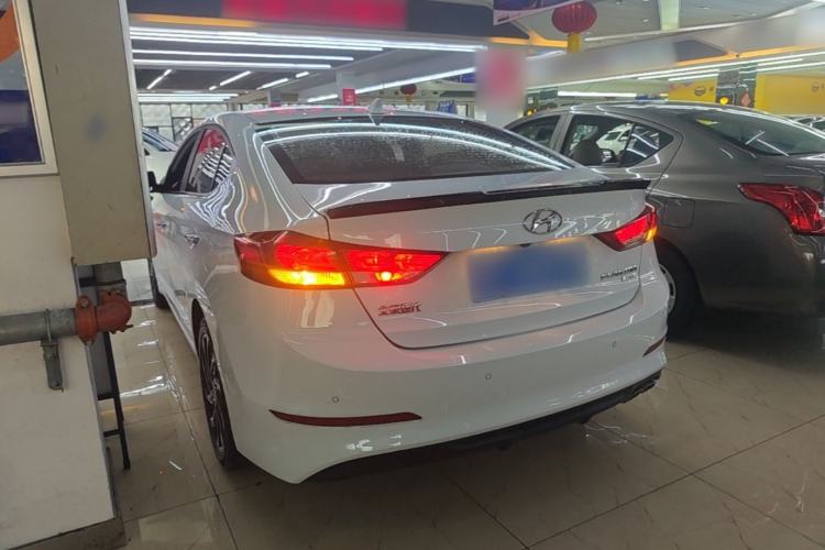 Hyundai Elantra 2020 — фото 4