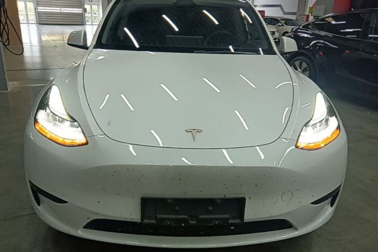 Tesla Model Y 2024 — 2