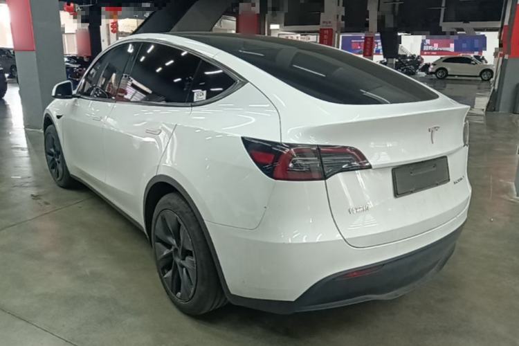 Tesla Model Y 2024 — 4
