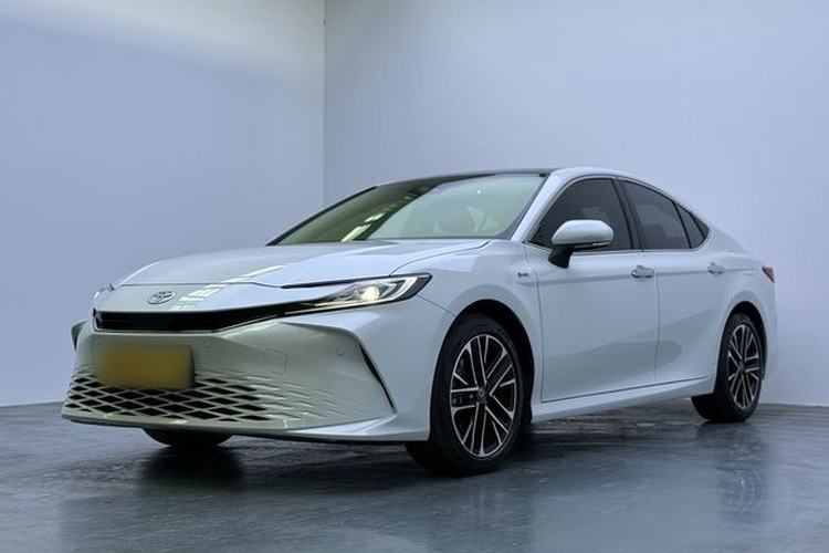 Toyota Camry 2024 — фото 1