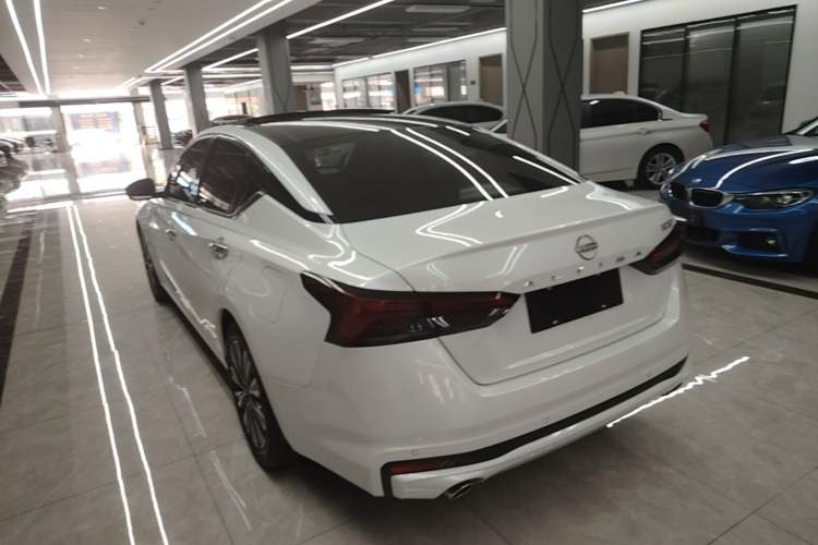 Nissan Altima 2022 — 4