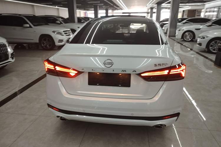 Nissan Altima 2022 — 5