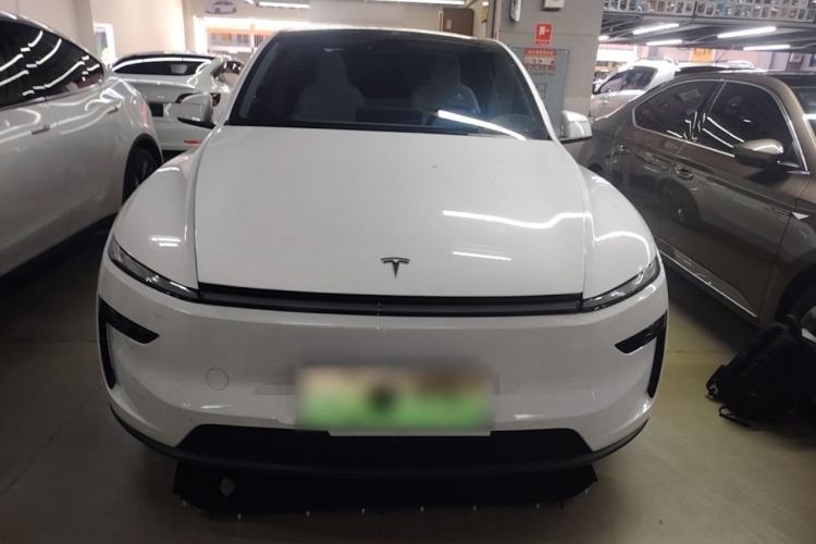 Tesla Model Y 2025 — 2