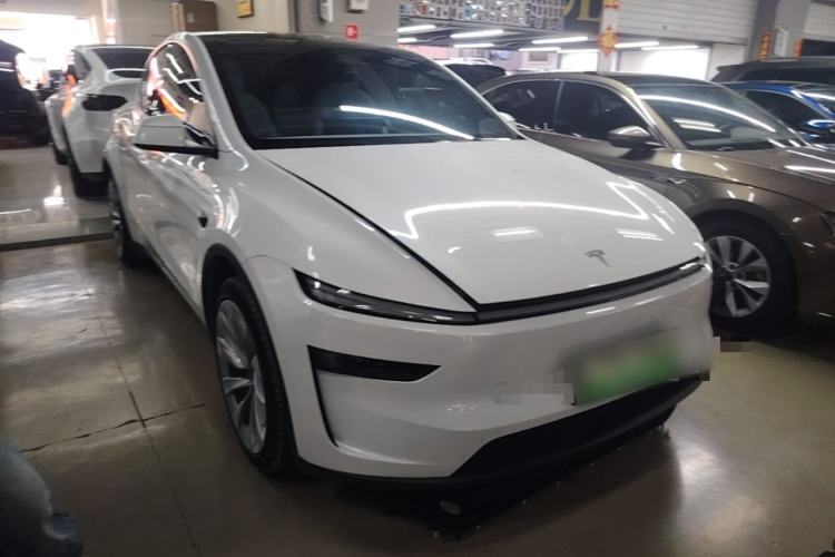 Tesla Model Y 2025 — 3