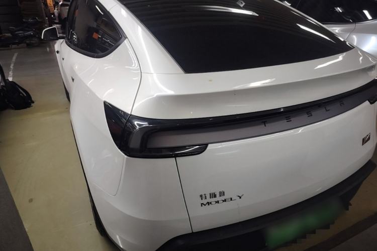 Tesla Model Y 2025 — 4