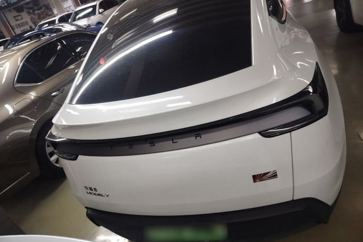 Tesla Model Y 2025 — 5