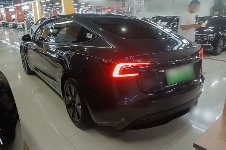 Tesla Model 3 2025 — 4