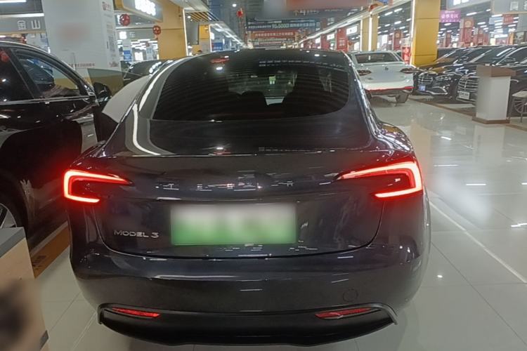 Tesla Model 3 2025 — 5