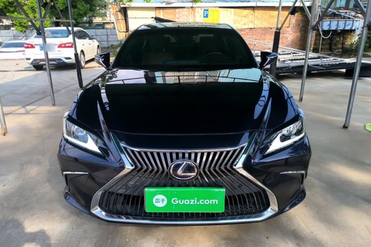 Lexus ES 300h 2020 — 2