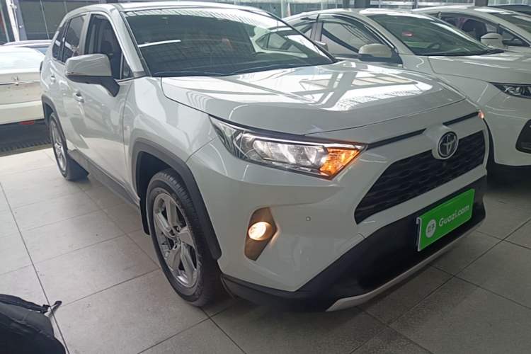 Toyota RAV4 2022 — фото 3