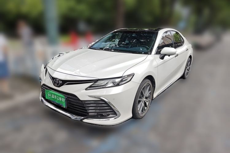 Toyota Camry 2023 — фото 1