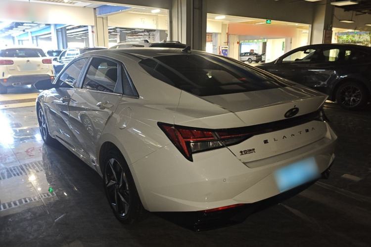 Hyundai Elantra 2022 — 4
