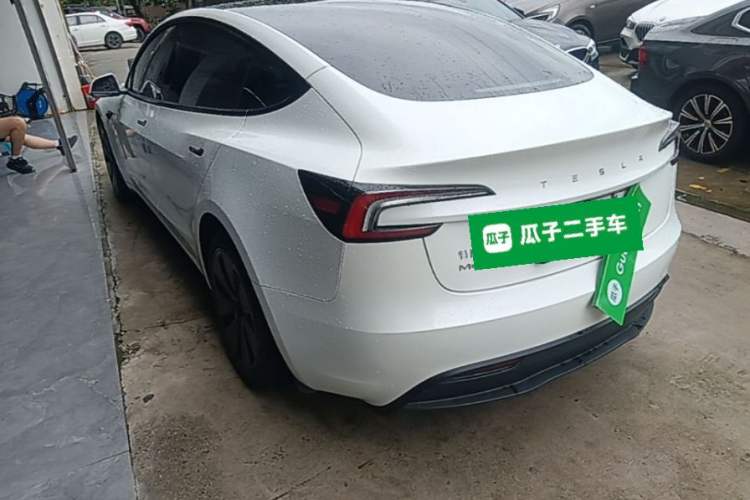 Tesla Model 3 2025 — 4