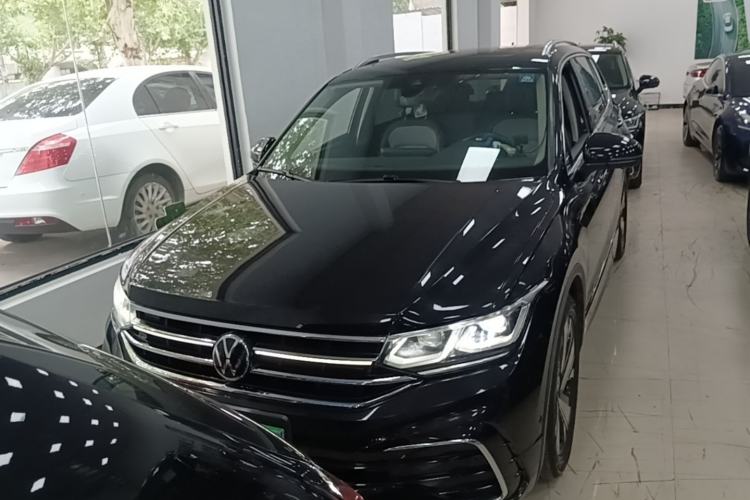 Volkswagen Tiguan L 2023 — фото 2