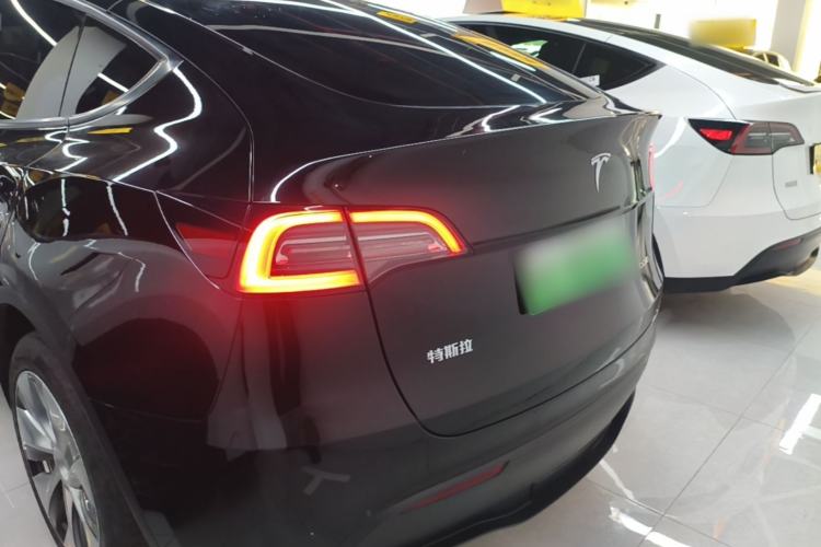 Tesla Model Y 2022 — 5