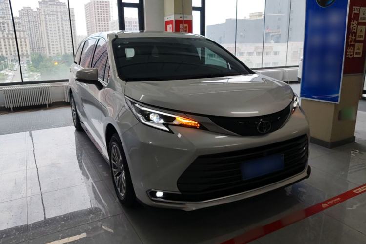 Toyota Sienna 2024 — 3