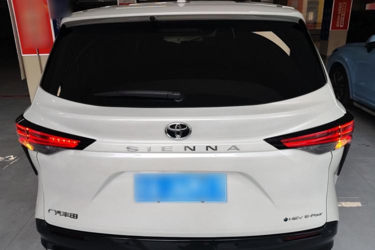 Toyota Sienna 2024 — 5