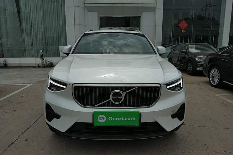 Volvo XC40 2023 — 2