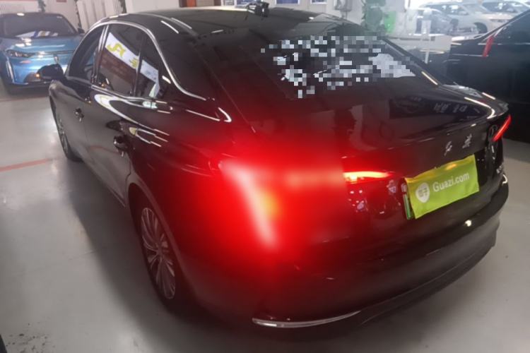 Hongqi E-QM5 2024 — 4