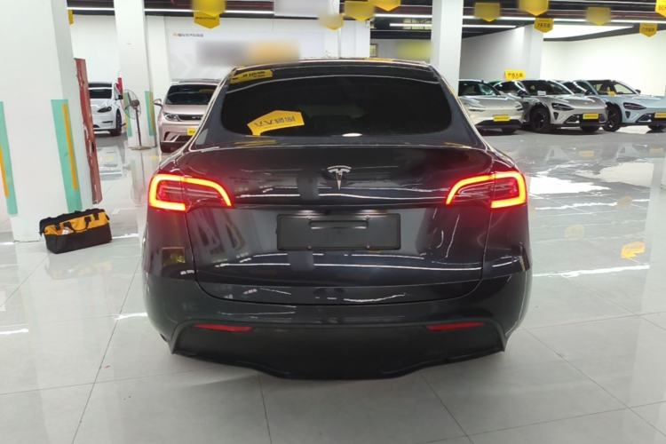 Tesla Model Y 2024 — 5