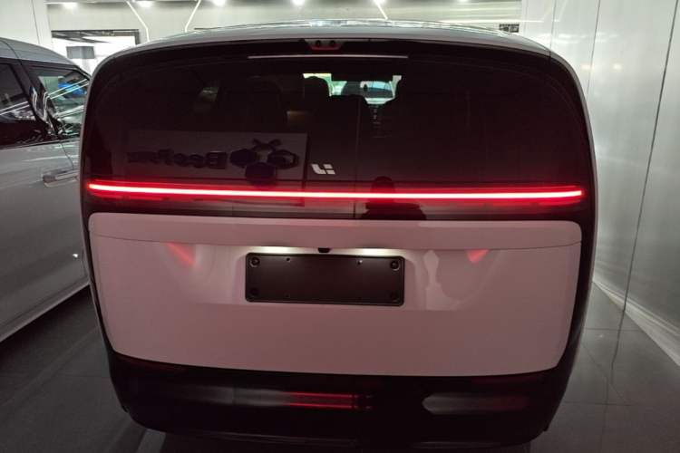 Li Auto MEGA 2025 — 5