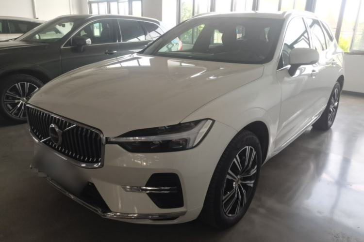 Volvo XC60 2022 — фото 1