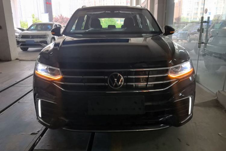Volkswagen Tiguan L 2023 — 2
