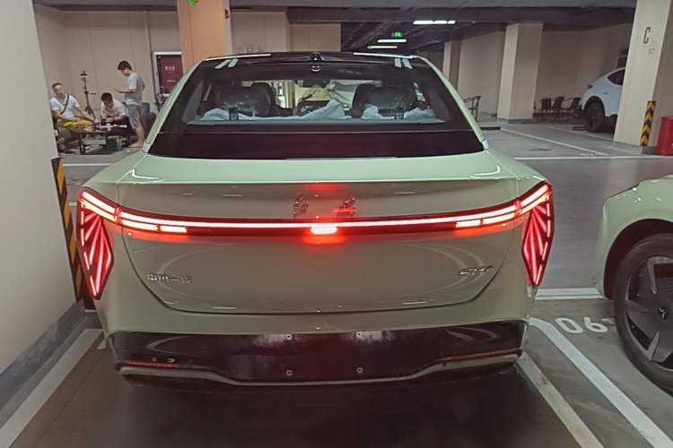 Hongqi EH7 2025 — 5