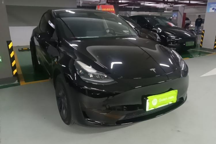 Tesla Model Y 2023 — 3