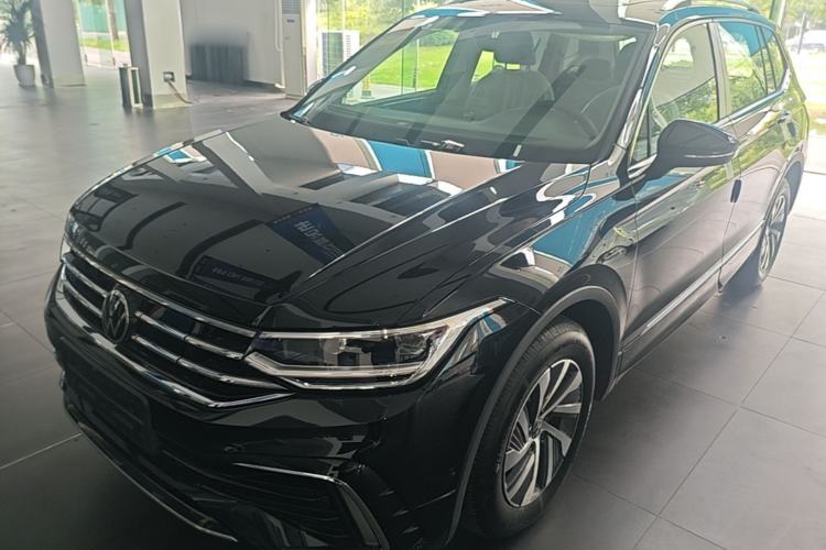 Volkswagen Tiguan L 2023 — фото 1