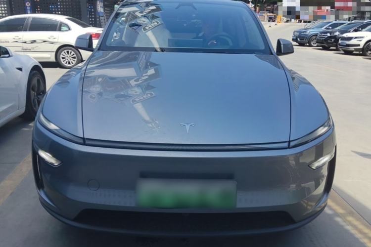 Tesla Model Y 2025 — 2
